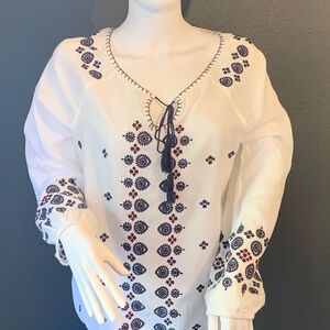 Beach lounge White and Navy Bohemian/Boho Embroidered Blouse Size Medium